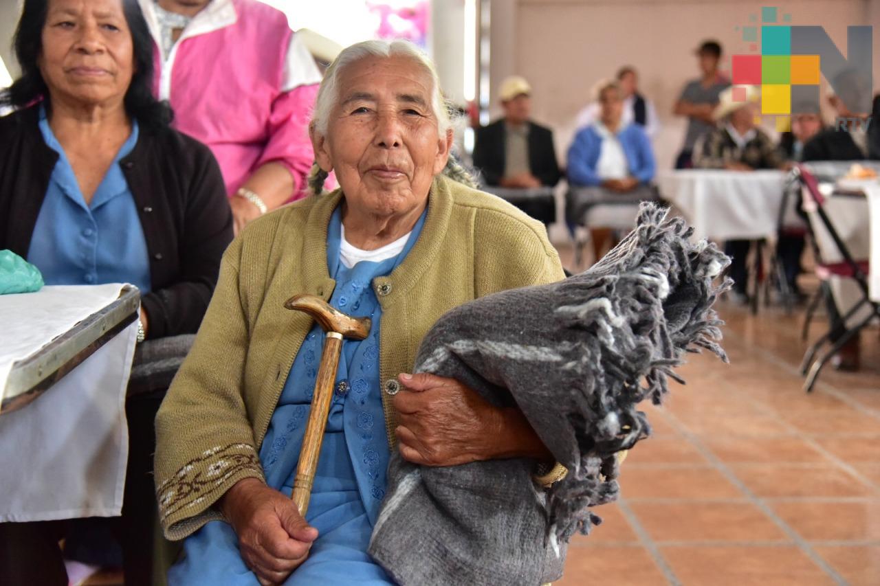 Entrega DIF Estatal cobertores a población vulnerable de Rafael Lucio