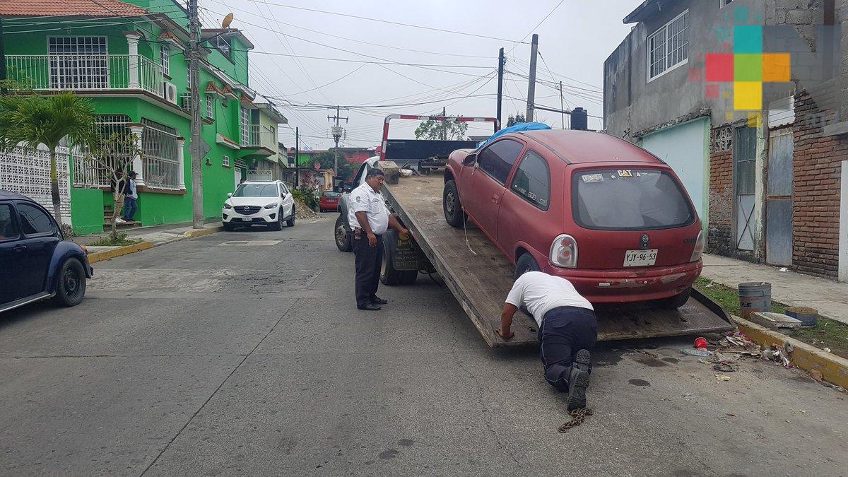 Sigue el retiro de «autos maceta» en Tuxpan