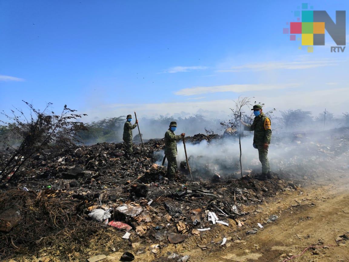 Combaten incendio en basurero clandestino cerca de Las Matas