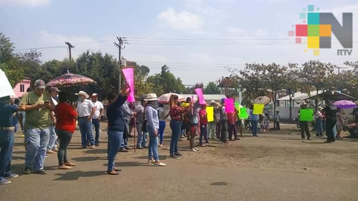 Pobladores del municipio de Cuitláhuac bloquean carretera federal La Tinaja-Veracruz
