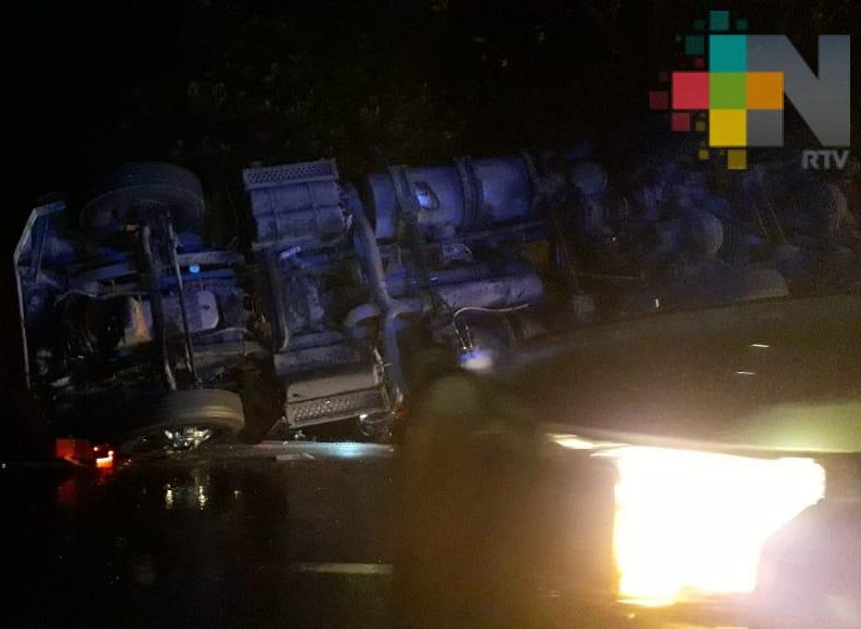 Vuelca tráiler cargado de polietileno en autopista Cosoleacaque-Nuevo Teapa