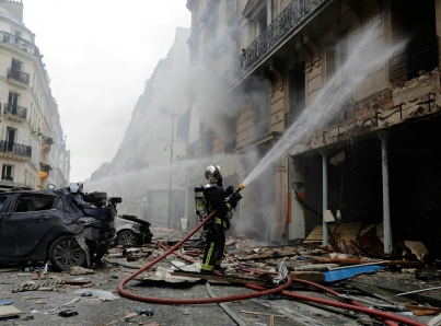 Llega a 10 número de muertos por incendio en edificio de París