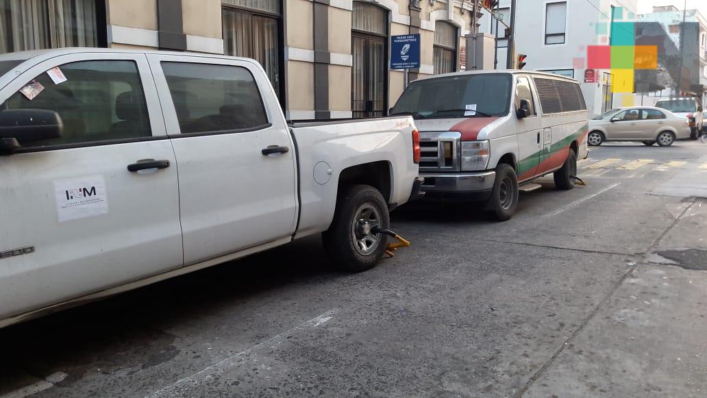 Colocan cangrejos a vehículos oficiales del Instituto Nacional de Migración