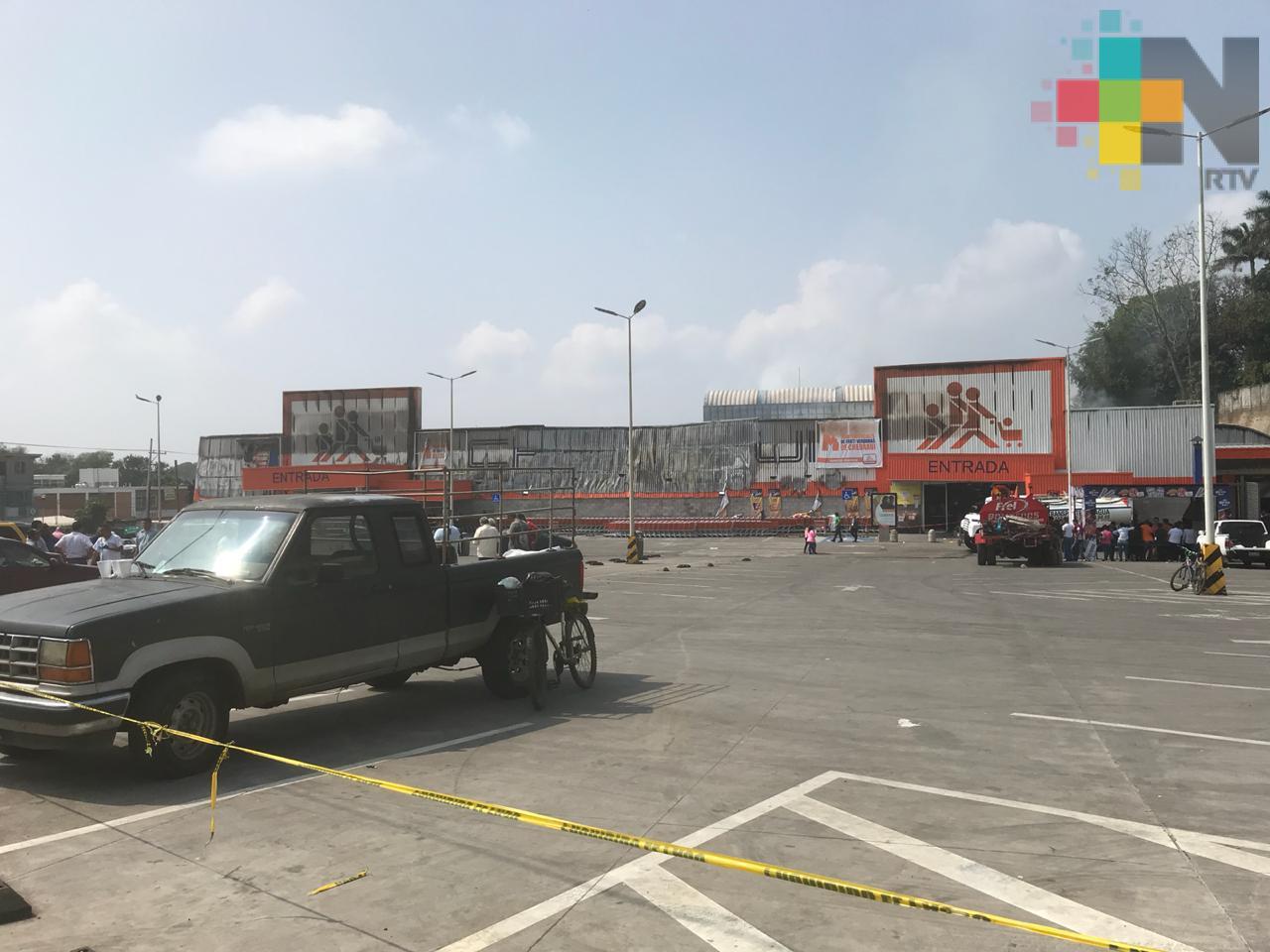Incendio consume centro comercial y daña viviendas en San Andrés Tuxtla