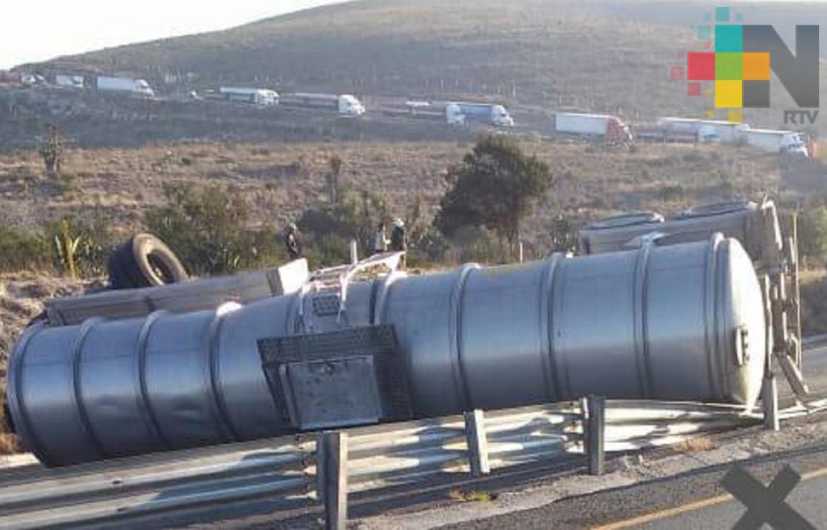 Cierran paso a Puebla por volcadura de pipa con material inflamable