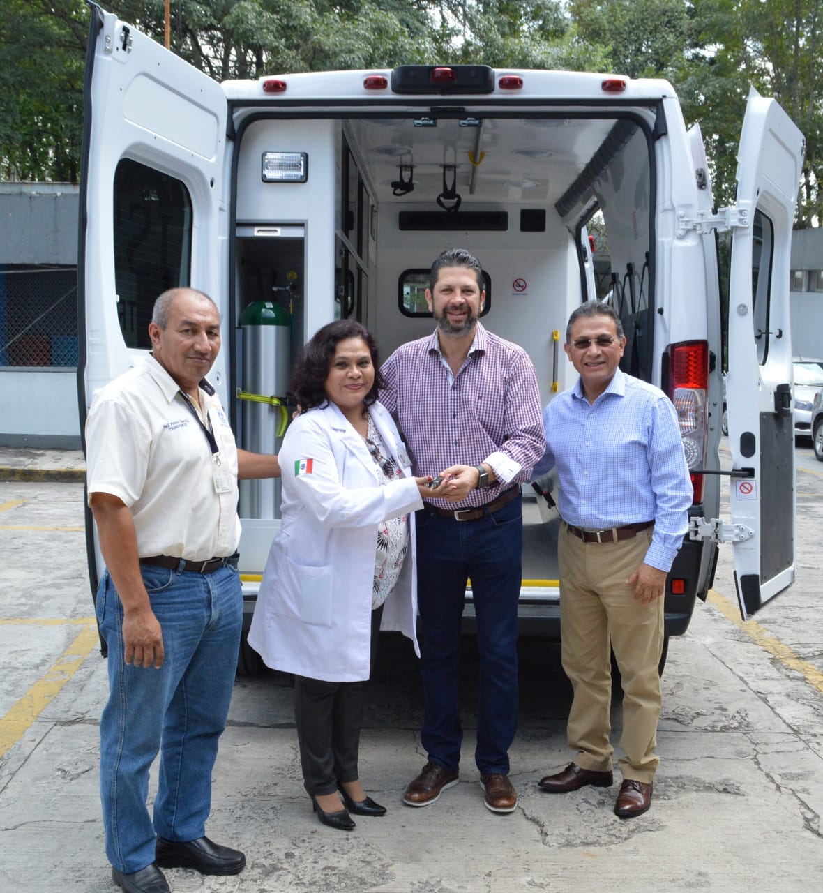 Entrega delegado Fernando Kuri ambulancia para ISSSTE de Acayucan