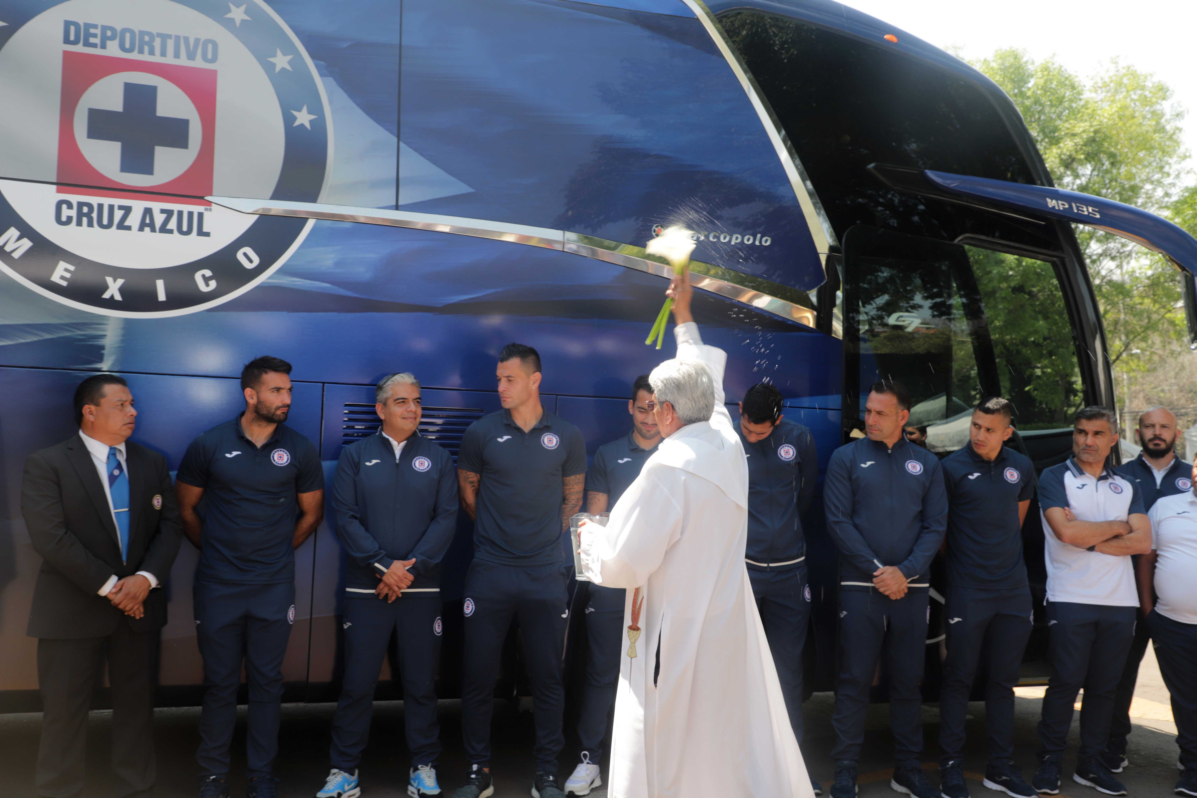 Cruz Azul y Mercedes Benz firman alianza con autobús nuevo 