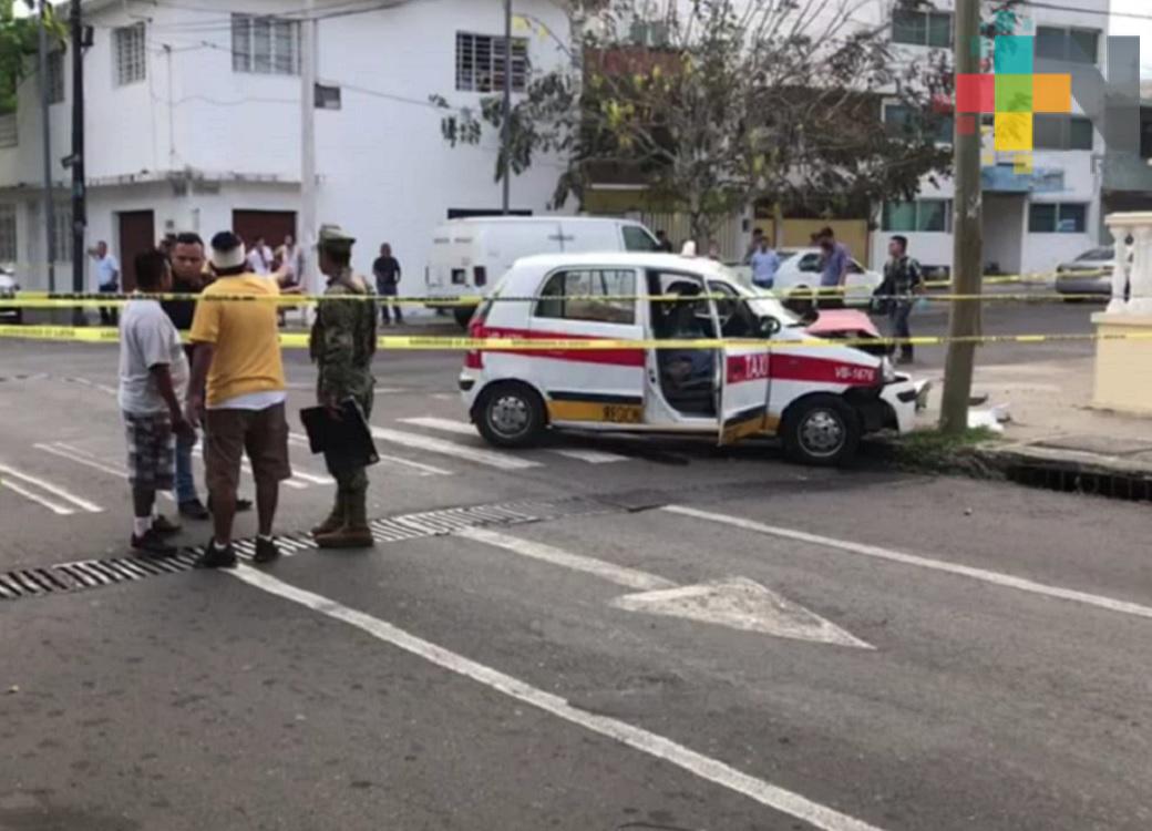 Un taxista muerto y dos pasajeros lesionados deja accidente vehicular en Veracruz