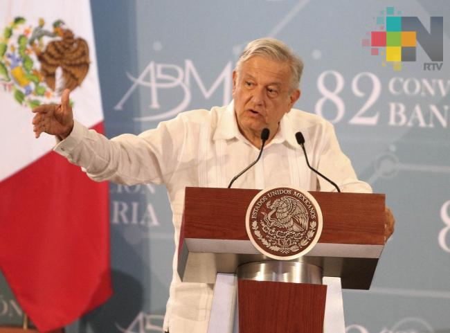 Bancos pueden bajar comisiones sin leyes, asegura López Obrador