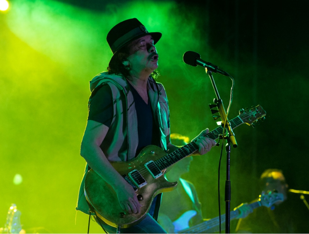 Santana pone sabor con el virtuosismo de su guitarra al Vive Latino