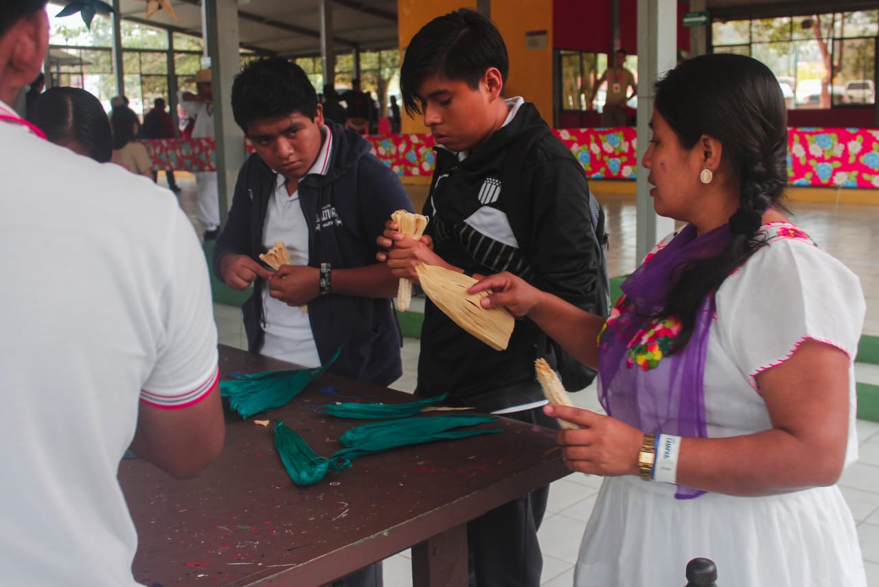 Artistas totonacas guían la creación de coloridas artesanías