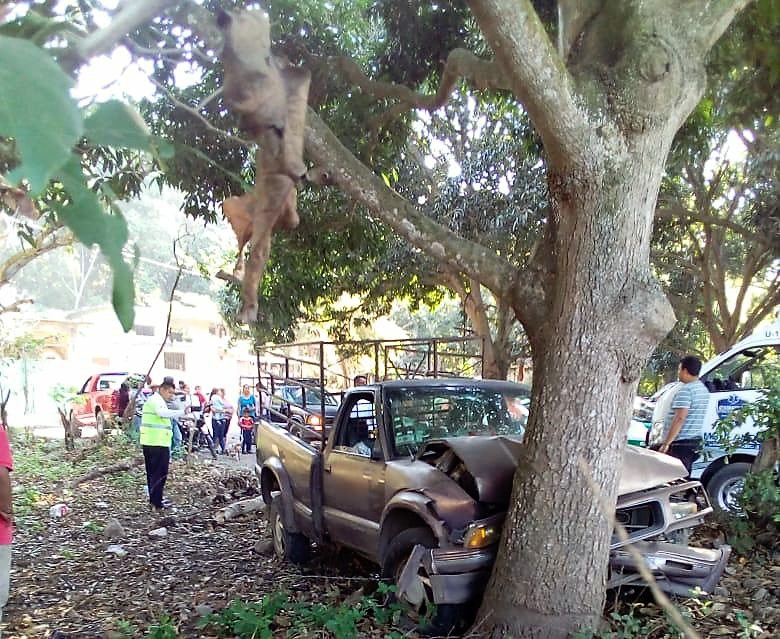 16 personas lesionadas al chocar una camioneta cerca de la población Otates