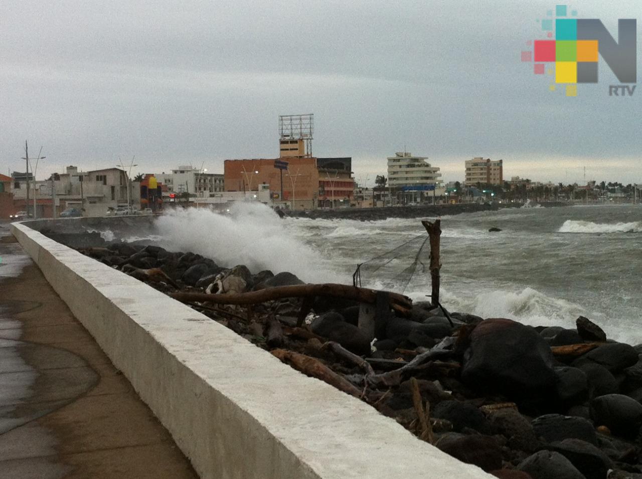 Norte alcanza hasta 90 km/h en el puerto de Veracruz