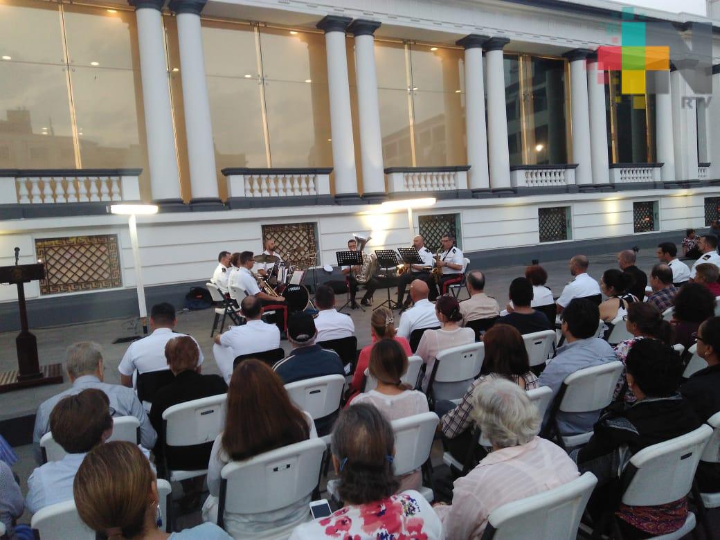 Ofrece concierto la banda de música del buque-escuela Juan Sebastián de Elcano, en  Plaza de la República