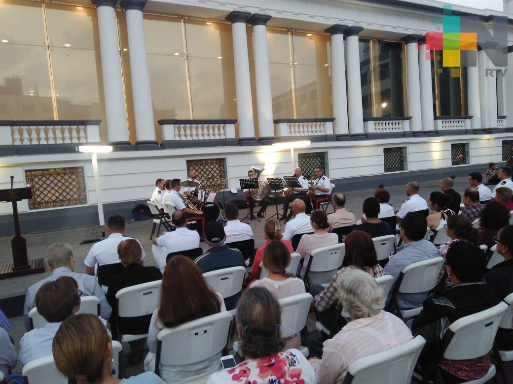 Ofrece concierto la banda de música del buque-escuela Juan Sebastián de Elcano, en Plaza de la República