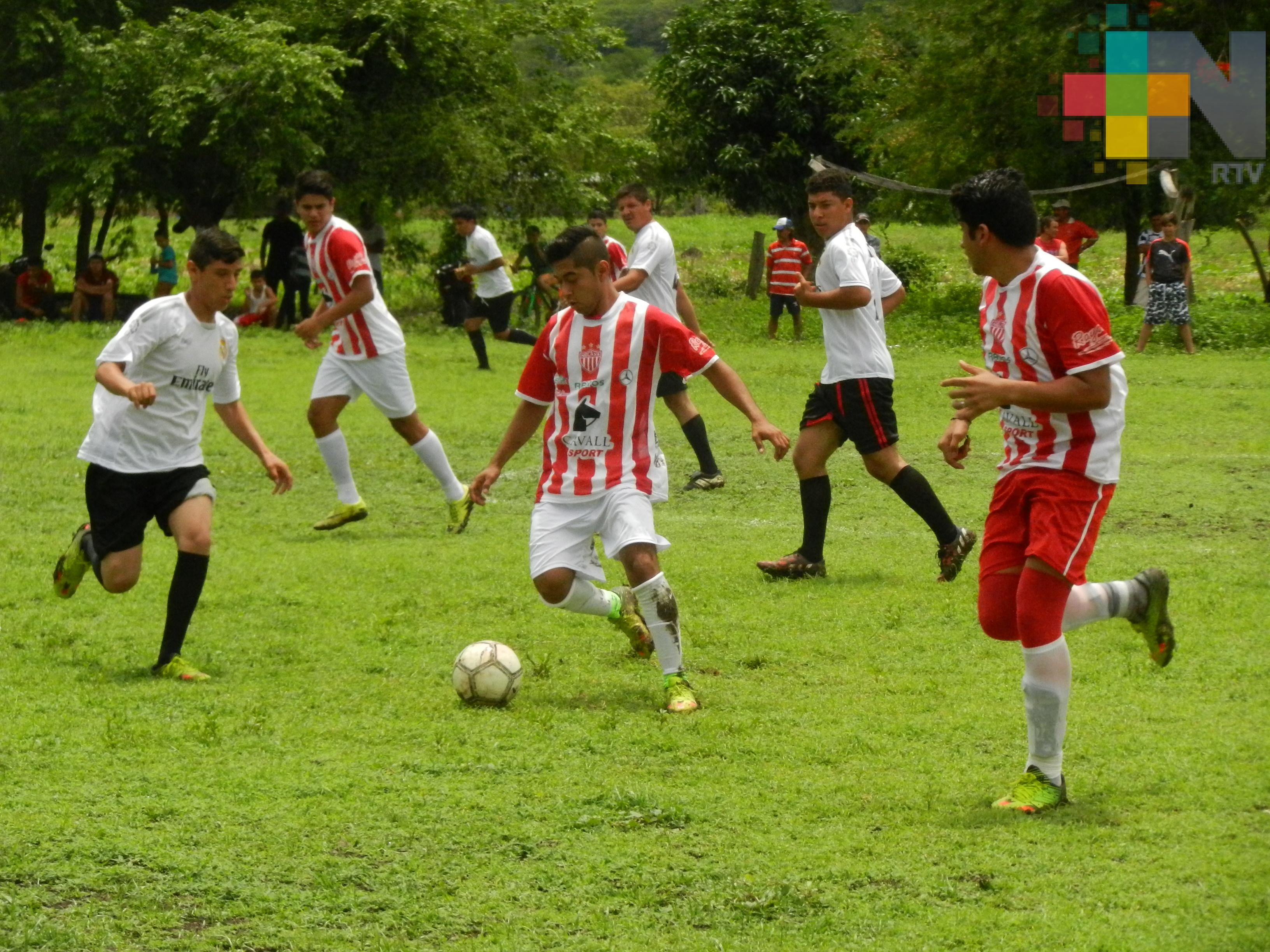Zetal ante Caimanes en Regional de Futbol de Chicuasen