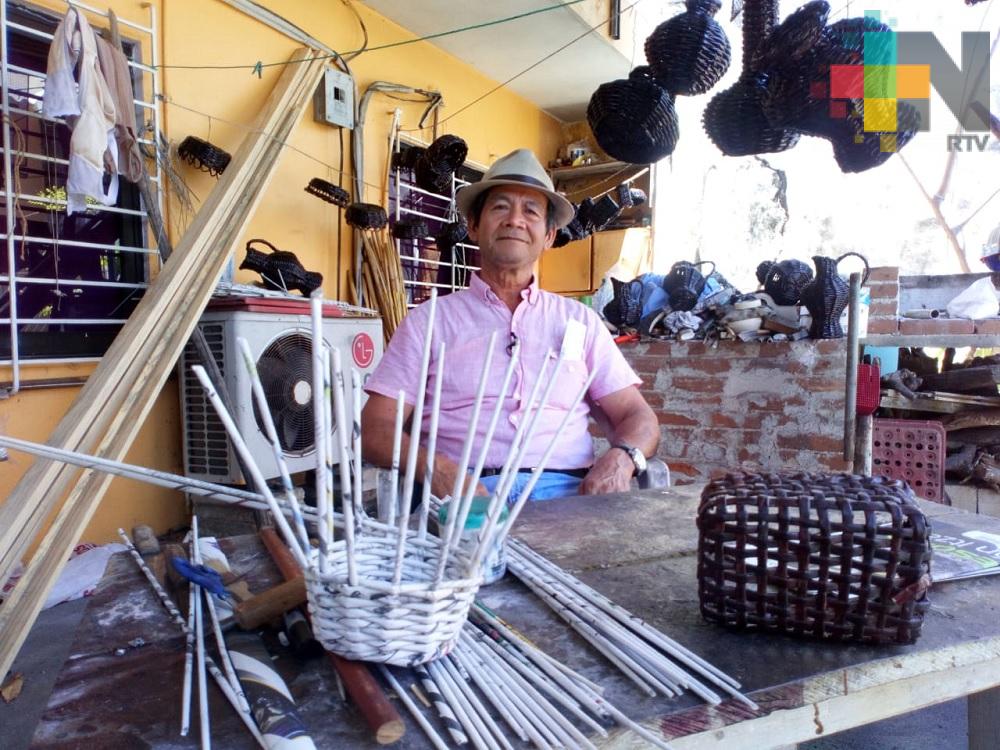 En Coatzacoalcos transforma el papel periódico en obras de arte