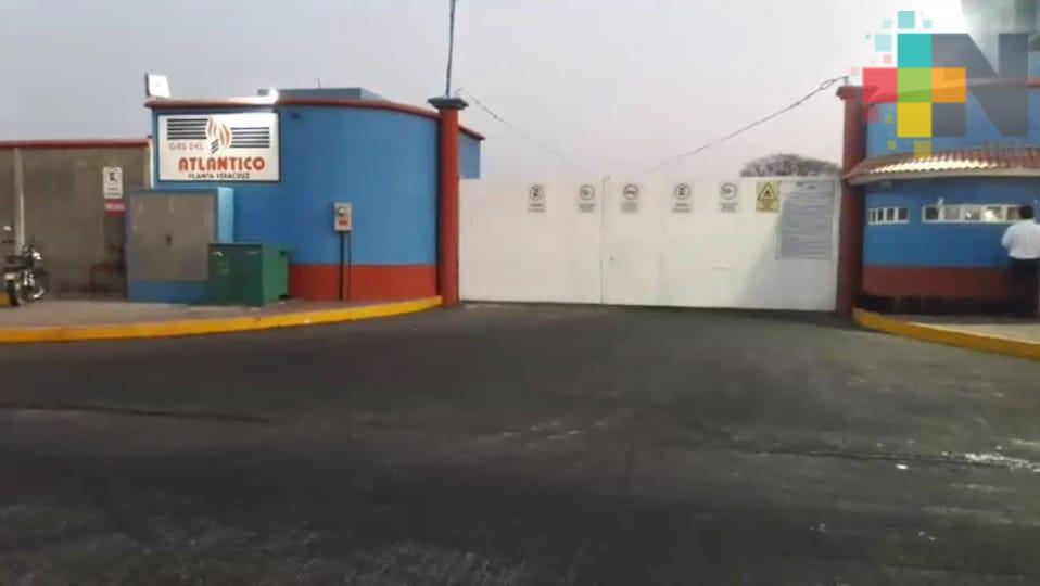 Un muerto y cuatro heridos deja incendio por explosión en gasera del puerto de Veracruz