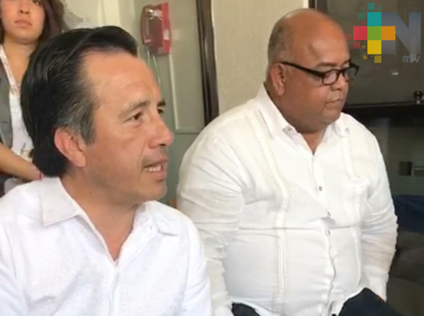 Se reúne el gobernador Cuitláhuac Jiménez con extrabajadores del SAT