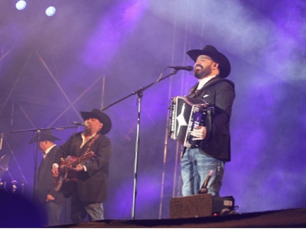 Intocable cierra primer día del Vive Latino ante 90 mil fans