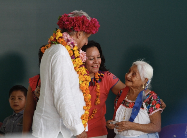 Reciben apoyo 90 por ciento de adultos mayores, destaca López Obrador