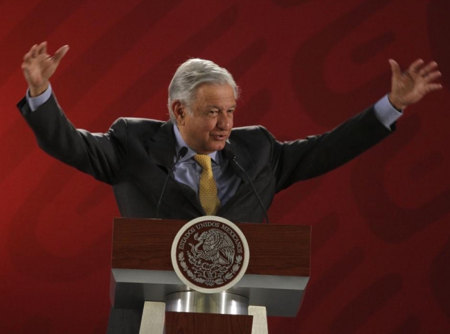 Llama López Obrador a garantizar igualdad entre hombres y mujeres