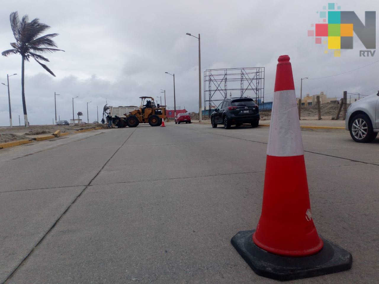Retiran arena del malecón costero de Coatzacoalcos