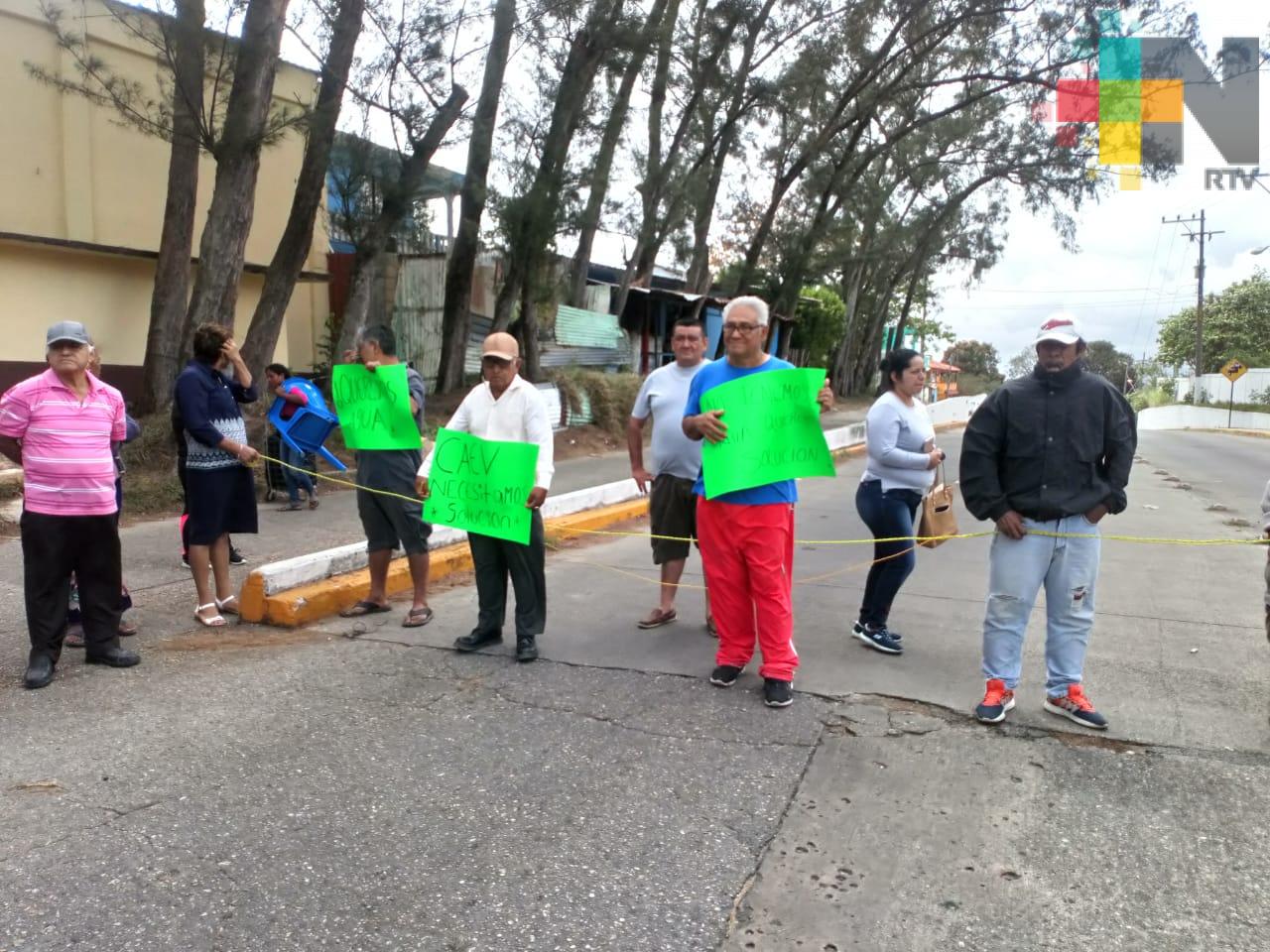Demandan servicio de agua potable, bloquean avenida en Coatzacoalcos