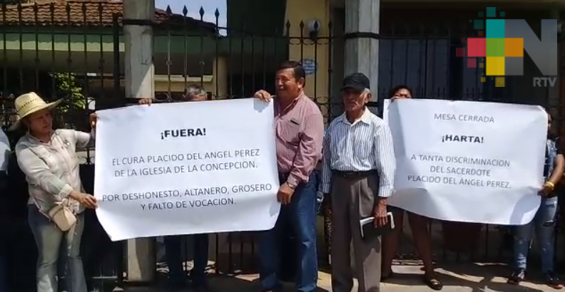 Católicos se manifiestan contra del sacerdote Plácido del Ángel Pérez; lo acusan de “deshonesto”