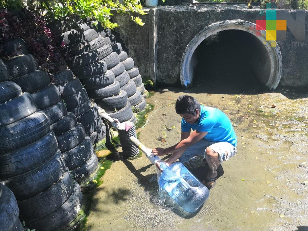 Ante falta de agua en Coatzacoalcos, ciudadanos recurren a pozos artesianos