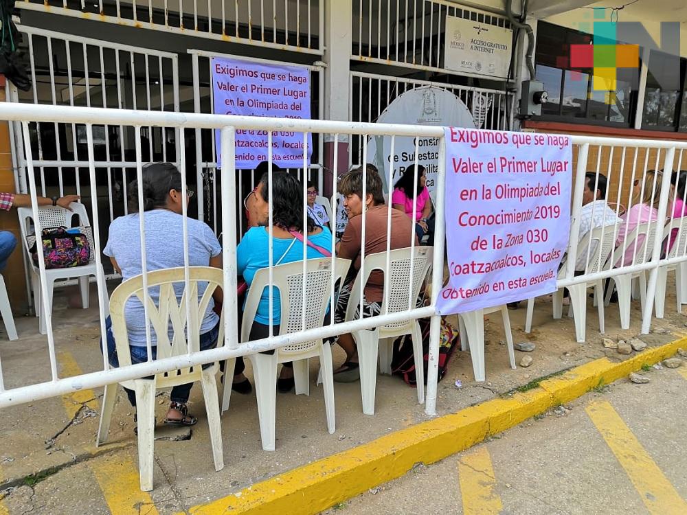 Padres de familia y maestros toman escuela de Coatzacoalcos