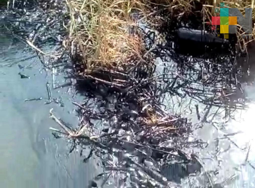 Pescadores reportan residuos de hidrocarburos en río de Coatzacoalcos