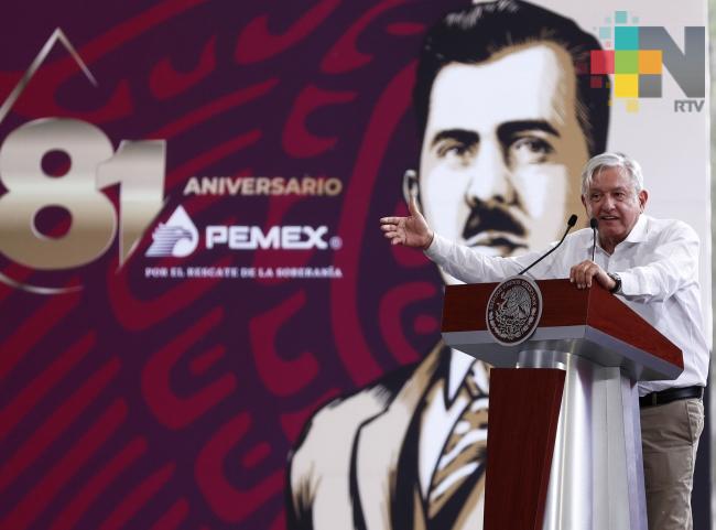 Llama el presidente López Obrador a rescatar a la industria petrolera nacional