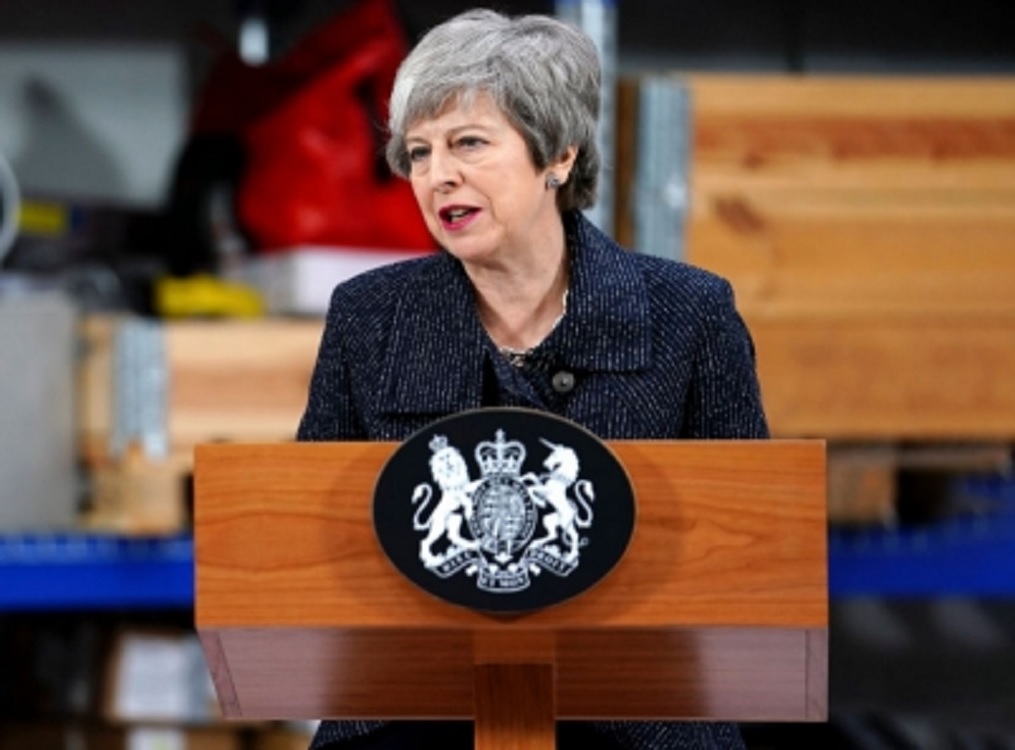 May anuncia su salida, pide a diputados apoyen el Brexit