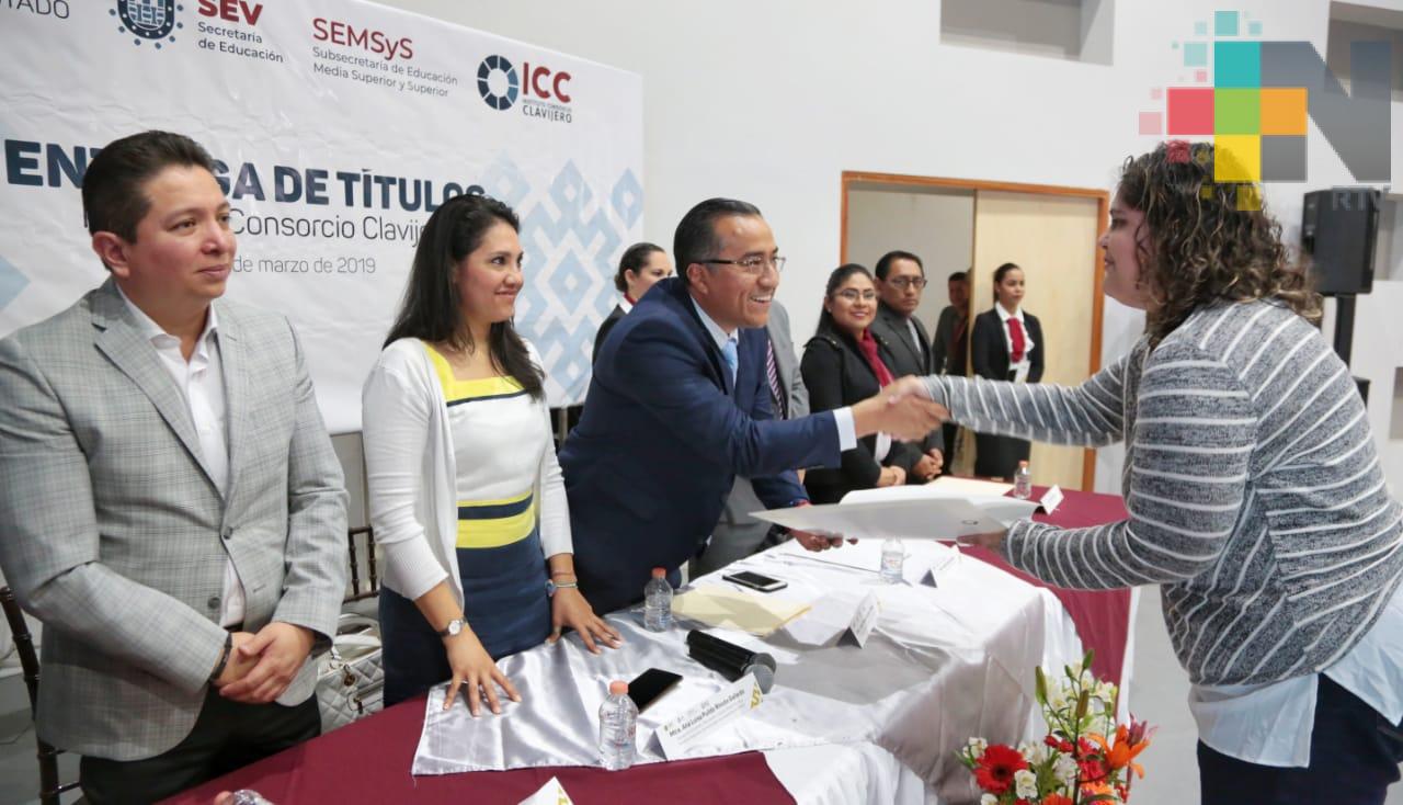 Entrega SEV títulos a 21 egresados del Instituto Consorcio Clavijero