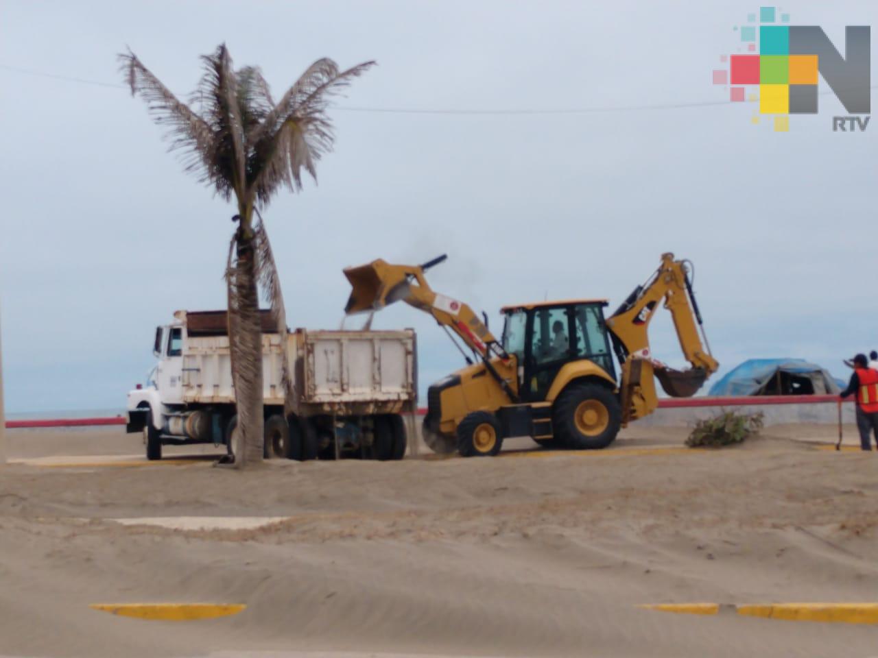 Retiran arena que invade malecón costero de Coatzacoalcos
