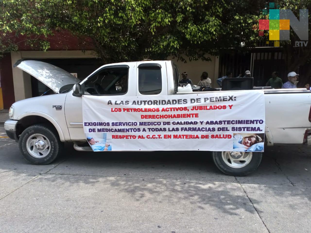 Se manifestaron empleados activos y jubilados de Pemex Coatzacoalcos