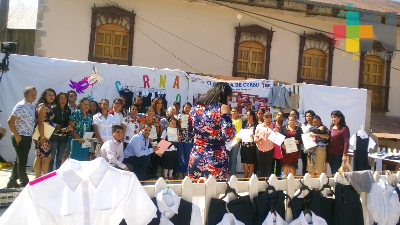 Icatver entrega diplomas de curso de costura a 18 mujeres de Zacualpan