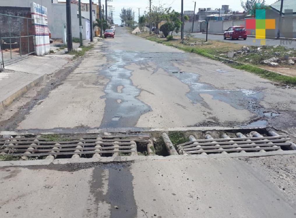 Fraccionamiento del municipio de Veracruz presenta calles y alcantarillas en mal estado