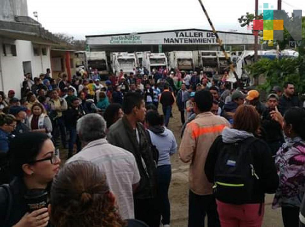 Ante despido de 400 trabajadores, paran labores en ayuntamiento de Coatzacoalcos