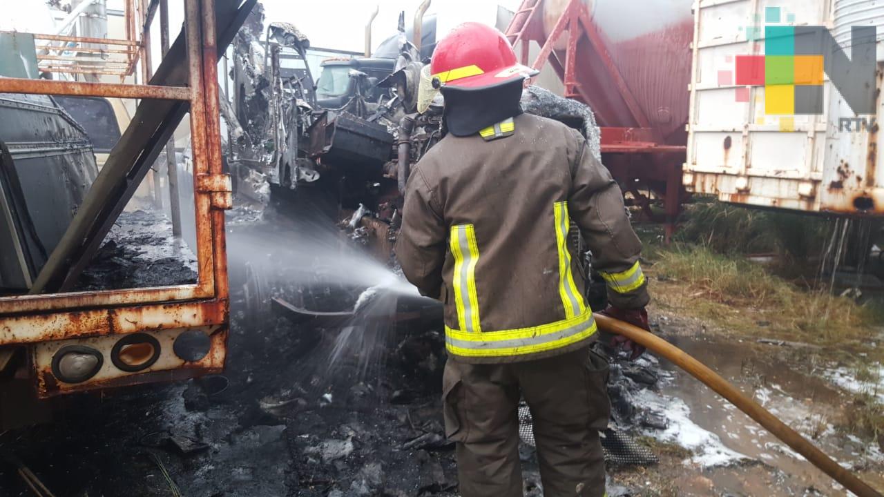 Incendio en corralón consume vehículos y deja una persona lesionada, en Coatzacoalcos