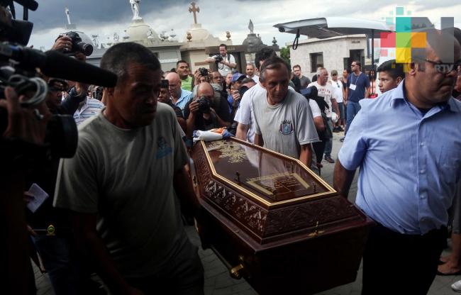 Funeral colectivo para víctimas de matanza en escuela de Brasil
