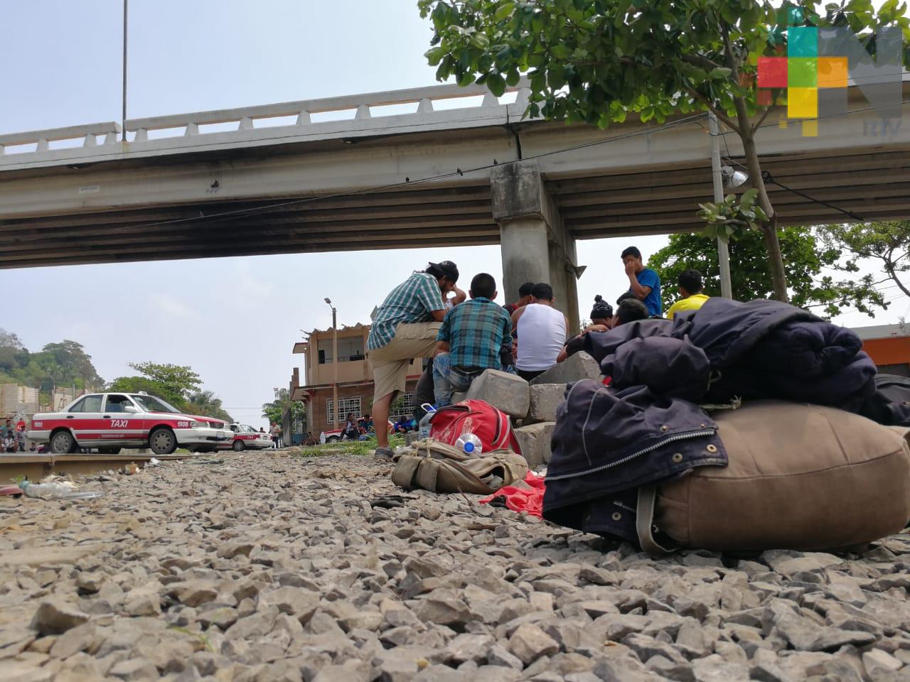 Más de 500 migrantes están varados desde hace cuatro días en Coatzacoalcos