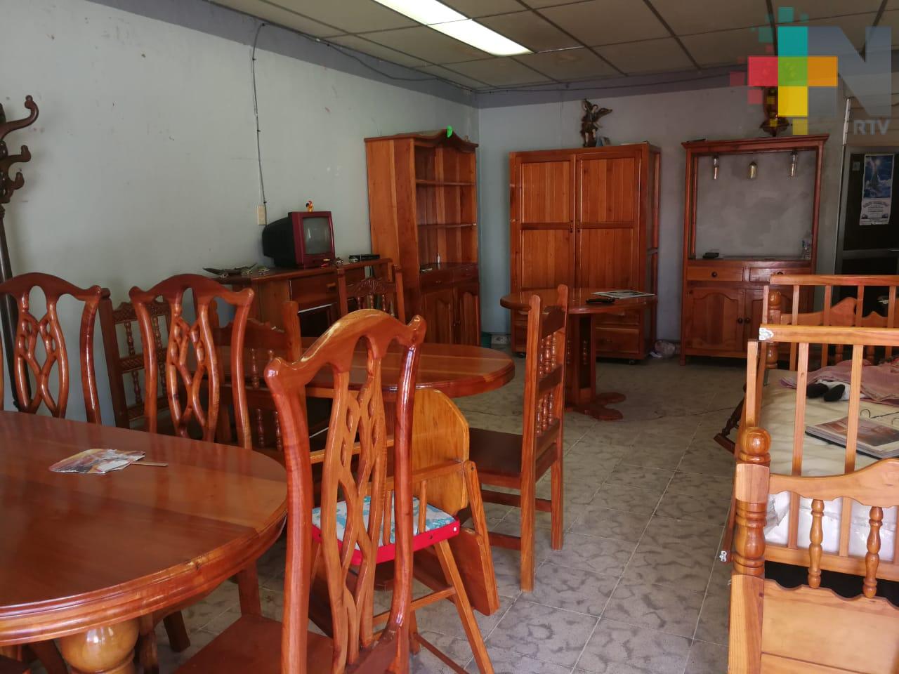 Vendedores regionales de muebles compiten contra cadenas comerciales