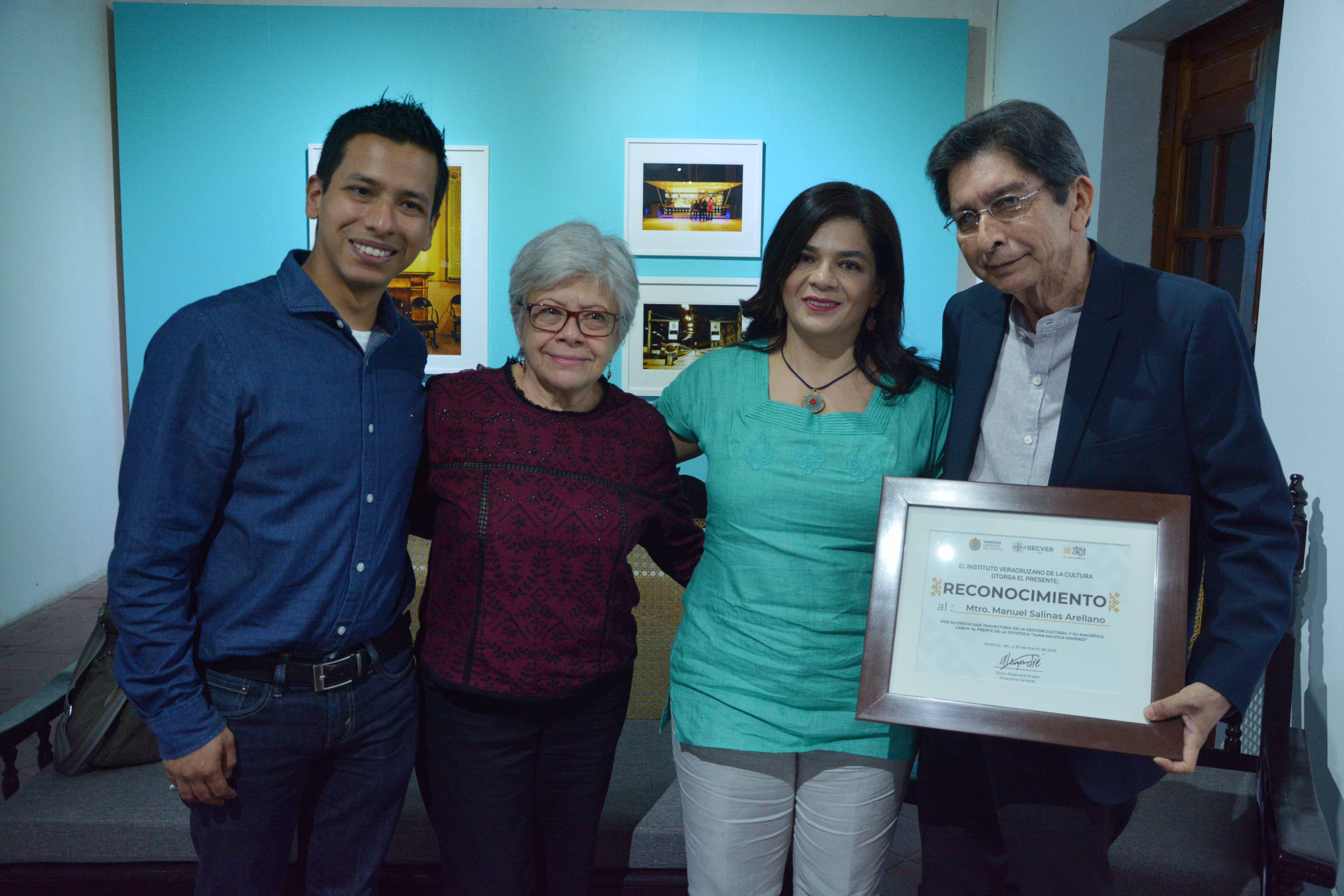 Dan reconocimiento a Manuel Salinas en la Fototeca de Veracruz