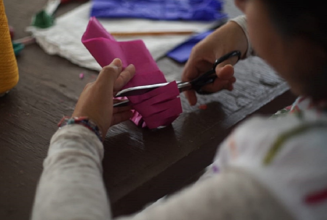 Artesanos Totonacas transmiten sus saberes en el taller de papel picado durante Cumbre Tajín