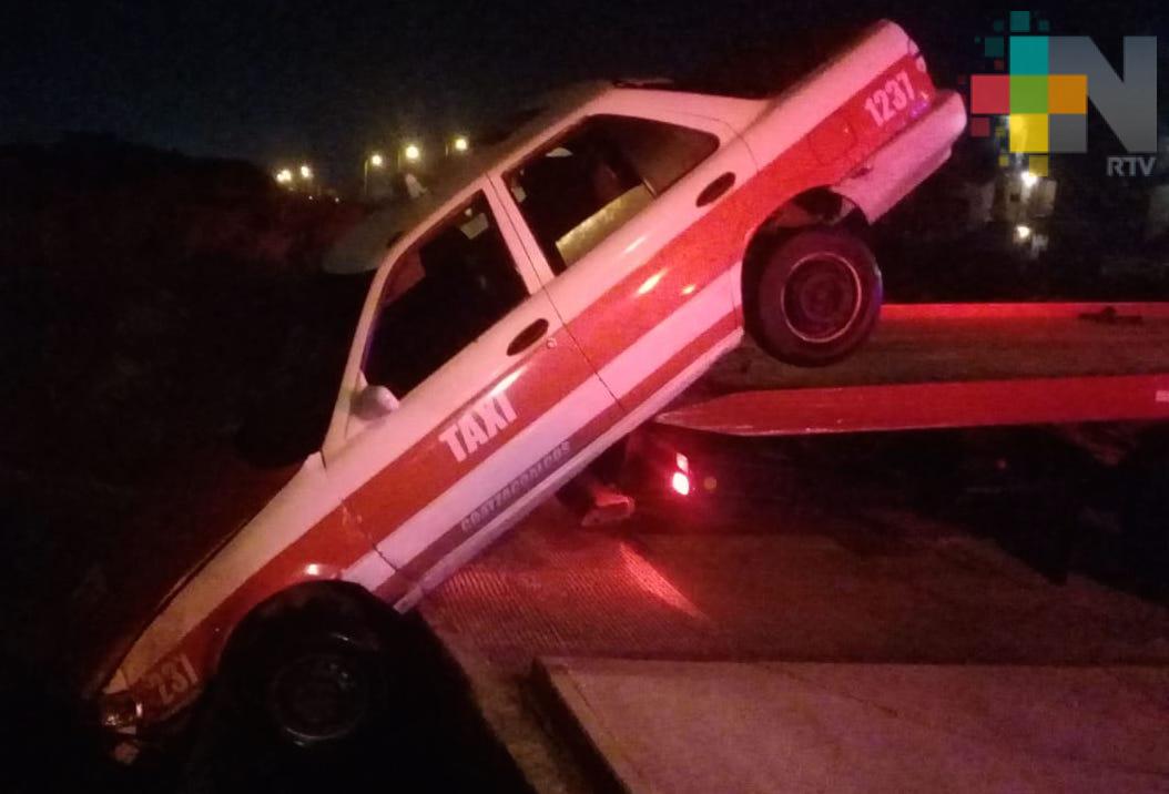Taxi cae a canal de aguas negras en Coatzacoalcos