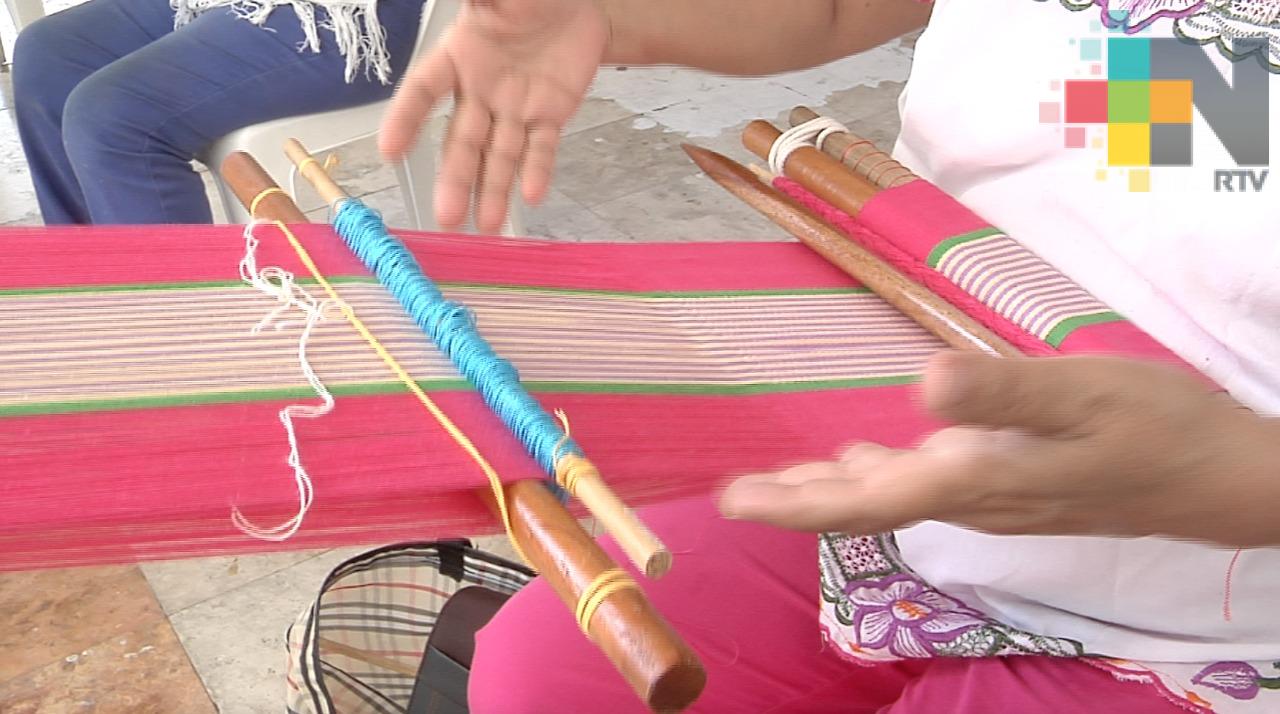 Mujeres de Coatzacoalcos practican telar de cintura