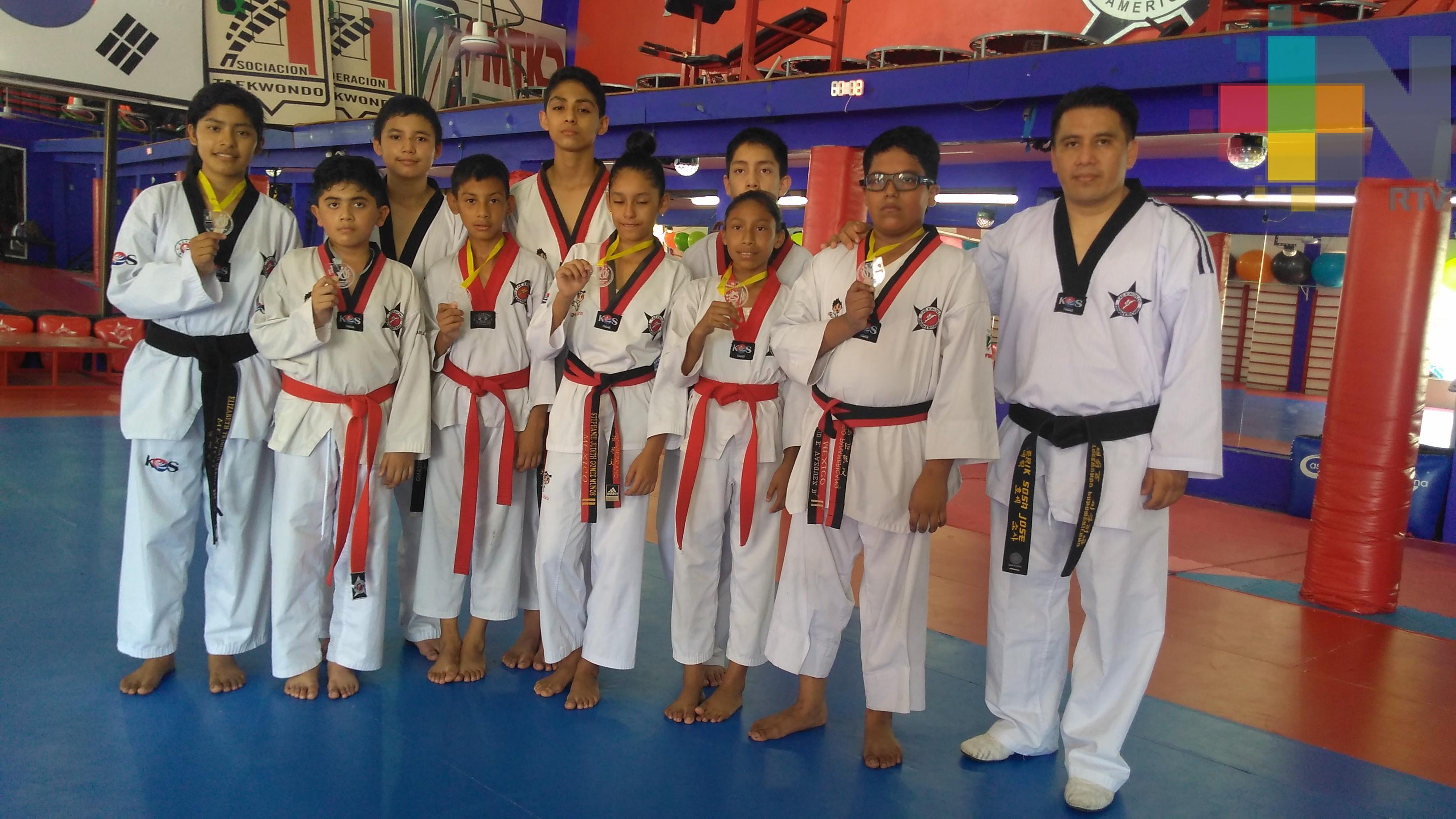 Taekwondoínes de Coatzacoalcos a estatal de Juegos Escolares