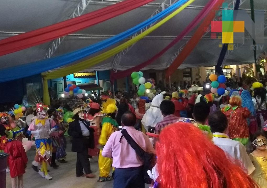 Músicos y bailarinas de Veracubanízate participaron en el Carnaval de Ixhuatlán de Madero 2019